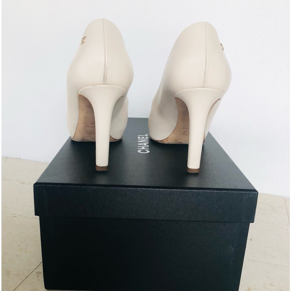 CHANEL Two-Tone Cap -Toe Pumps in Cream and Black .Size 39 - Picture 11 of 12